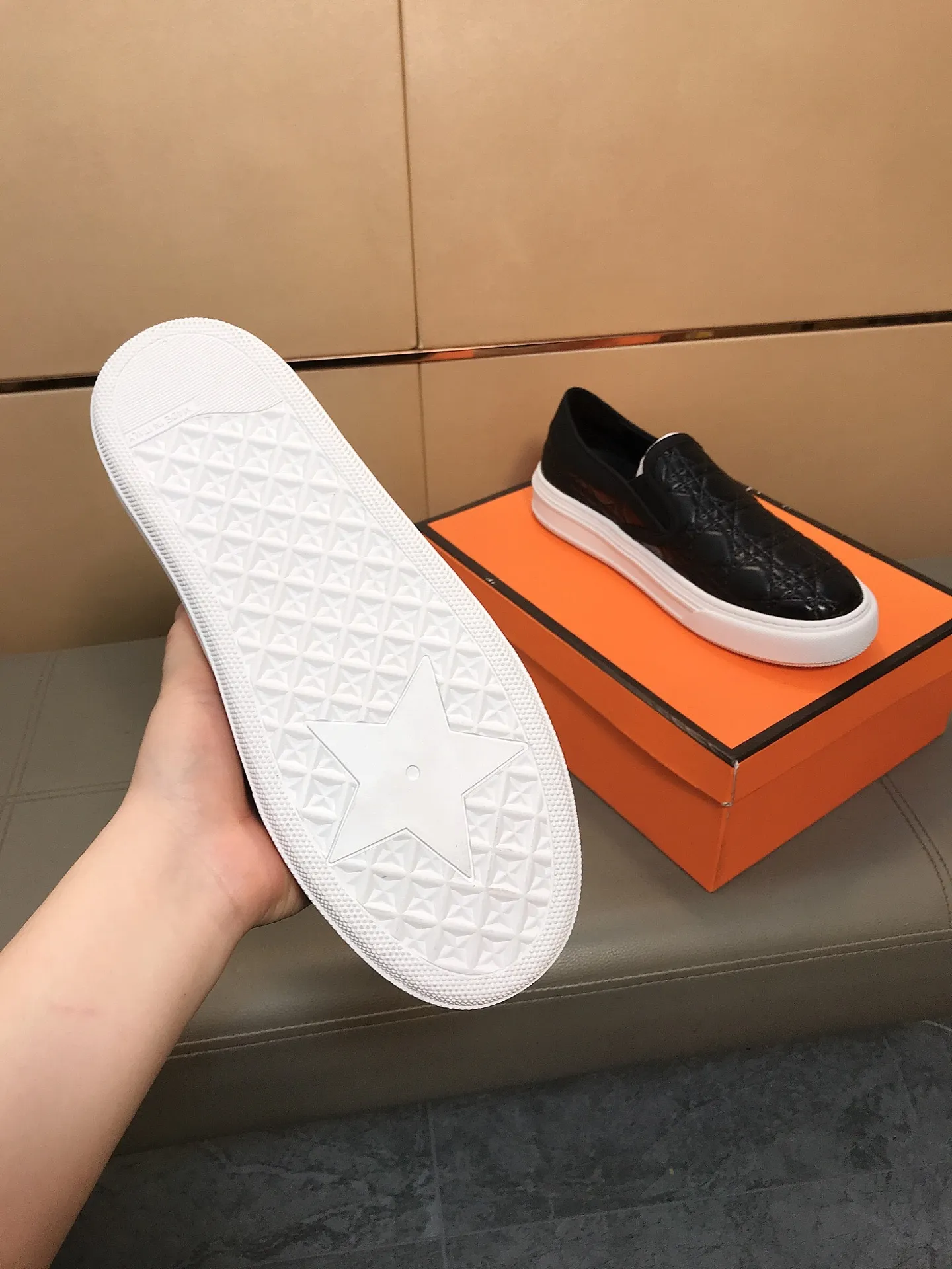 Factory price 400 🔥🔥 (Dior) new men's casual sports shoes 👣 Full of charm, luxury style gentleman's shoes Upper: Made of embossed cowhide imported from Italy, breathable leather lining. Brand wear-resistant soles; with classic logo💋The whole pair of shoes is fashionable and casual without losing high-end style🎈🎈Size: 39-44 (45.46 can be customized)